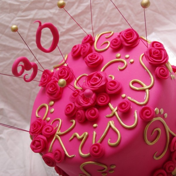 roze roosjes taart met gouden details roze roosjes taart met gouden details