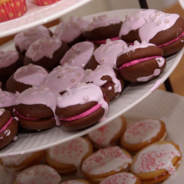 chocolade whoopie pies met witte chocoladeganache en citroenwhoopie pies met citroencreme chocolade whoopie pies met witte chocoladeganache en citroenwhoopie pies met citroencreme