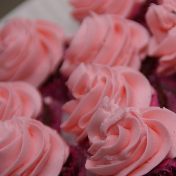 minicupcakes met roze gekleurde witte chocoladecreme swirl