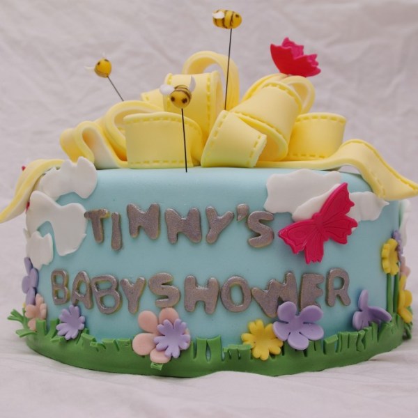 tinny's babyshower taart met grote strik