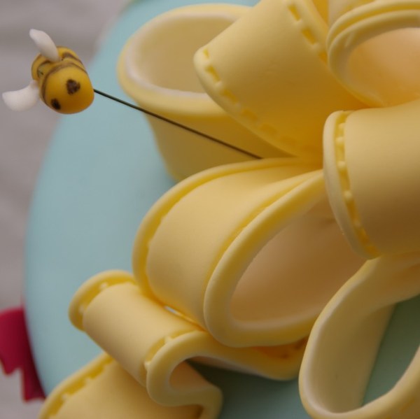 tinny's babyshower taart met grote strik