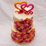 bruidstaart met gekleurde hartjes