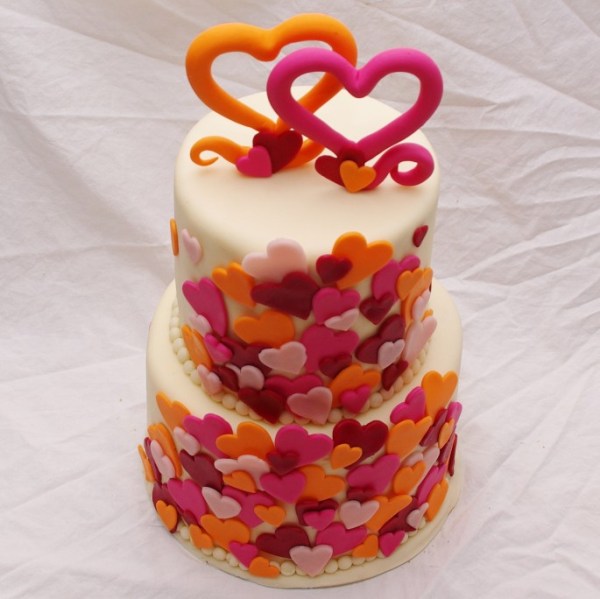 bruidstaart met gekleurde hartjes