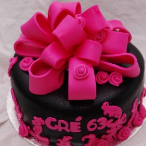 zwart met roze taart met grote strik