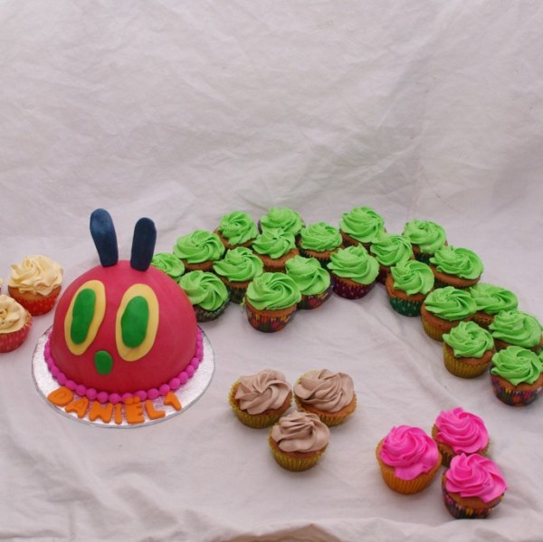 rupsje nooitgenoeg mep taartje met bijpassende cupcakes