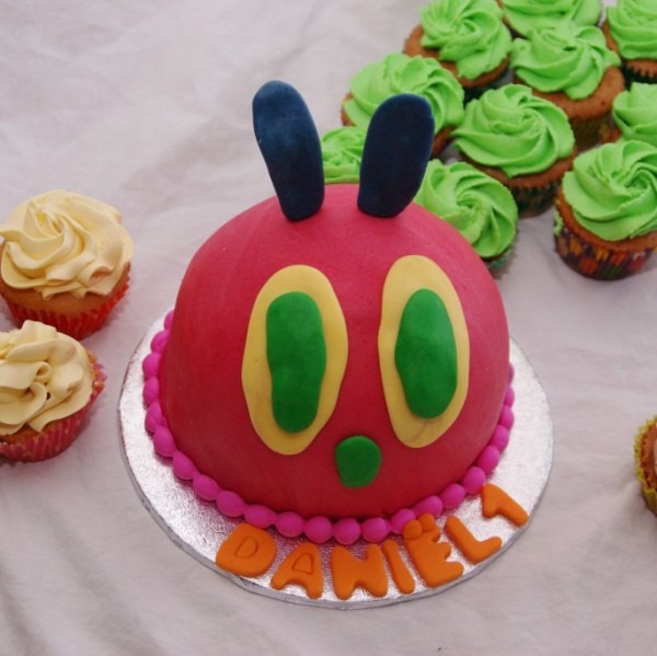 rupsje nooitgenoeg mep taartje met bijpassende cupcakes