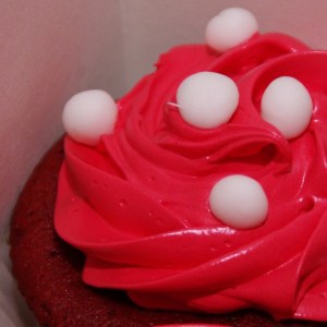 red velvet cupcakes met rode swiss meringue cremetoef