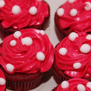 red velvet cupcakes met rode swiss meringue cremetoef