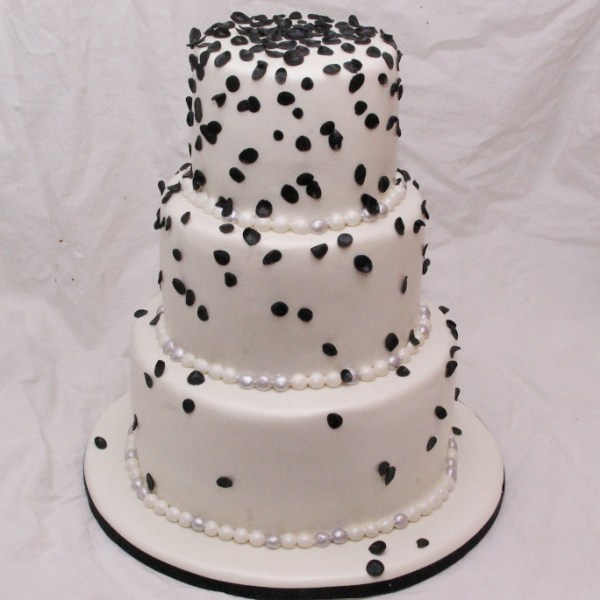 bruidstaart met witte 1:3 marsepein, licht zilver mbv airbrush rotterdam nesselande TAART & kUNST