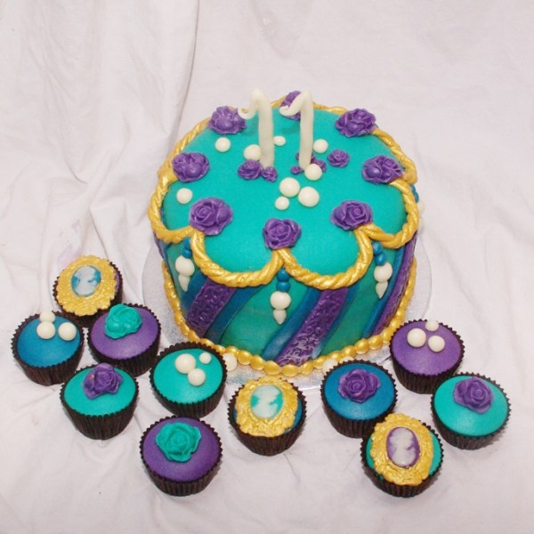 gekleurde cupcakes met gouden accenten