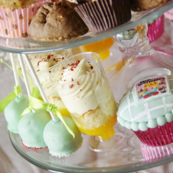 cakepops, spoonies, cupcakes..... cakepops, spoonies, cupcakes.....