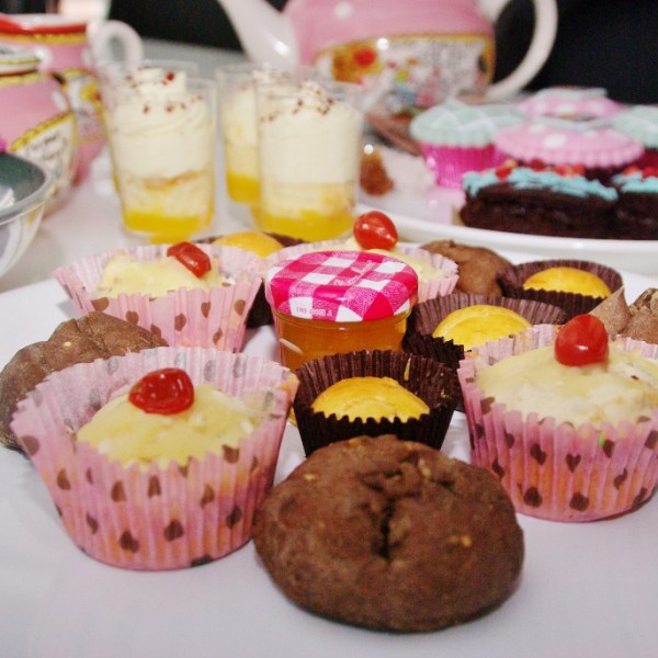 cakepops, spoonies, cupcakes..... cakepops, spoonies, cupcakes.....