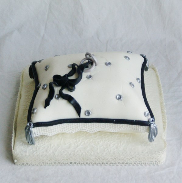 bruidstaartje in ringkussenvorm