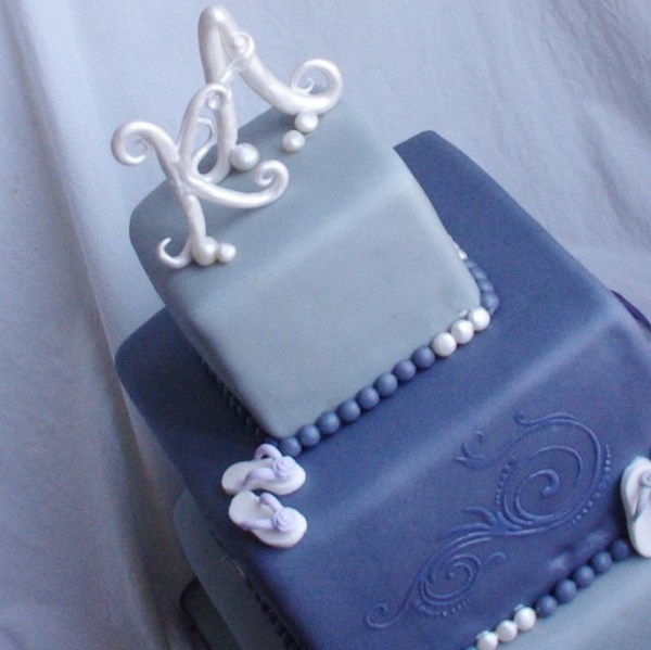 grijze vierkante bruidstaart