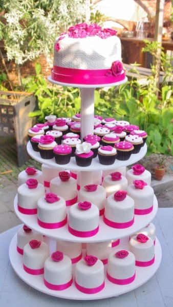 minitaartjes, cupcakes en aansnijtaart