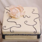 bruidstaart kadodozen met pioenroos van fondant