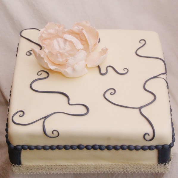 bruidstaart kadodozen met pioenroos van fondant