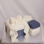 bruidstaart kadodozen met pioenroos van fondant