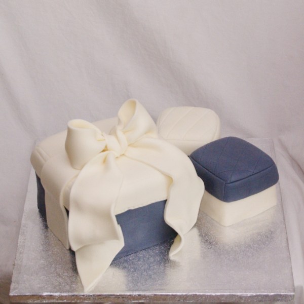 bruidstaart kadodozen met pioenroos van fondant