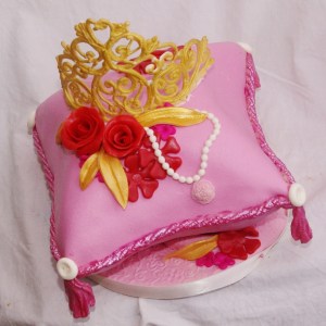 kussen taartje met tiara van royal icing