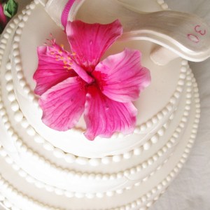 verjaardagstaart in bruidstaart stijl met schoentje en hibiscus