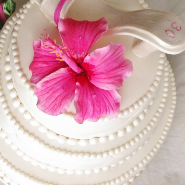 verjaardagstaart in bruidstaart stijl met schoentje en hibiscus