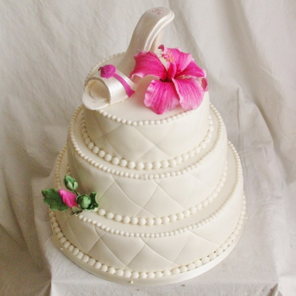 verjaardagstaart in bruidstaart stijl met schoentje en hibiscus