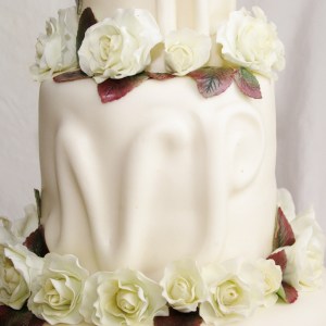 bruidstaart met gumpaste rozen