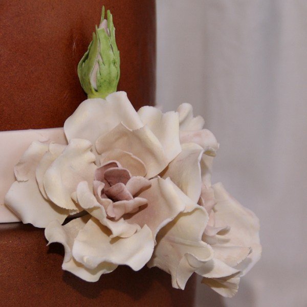 bruidstaart in donkerbruin met glimmer (airbrush) en gumpaste bloemwerk