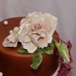 bruidstaart in donkerbruin met glimmer (airbrush) en gumpaste bloemwerk