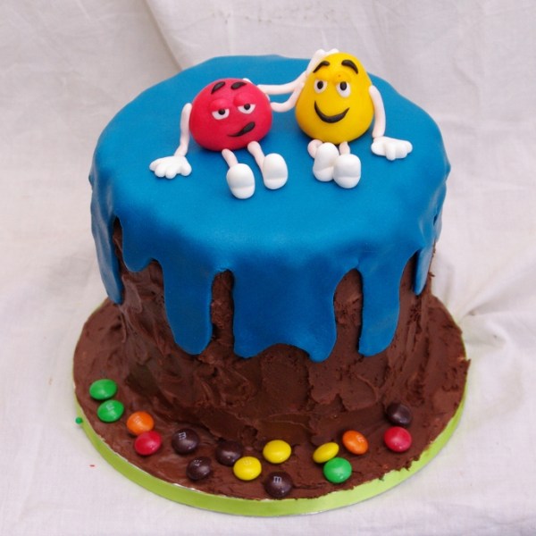 M&M's regenboogtaart met chocoladeganache