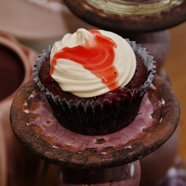 chocolate mud cupcake met aardbei, witte mokkaganache en aardbei/pepersaus