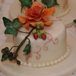 bruidstaart met gumpaste herfst bloemwerk en bijpassende minitaartjes