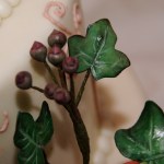 bruidstaart met gumpaste herfst bloemwerk en bijpassende minitaartjes