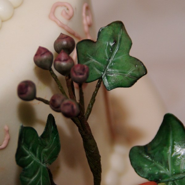 bruidstaart met gumpaste herfst bloemwerk en bijpassende minitaartjes