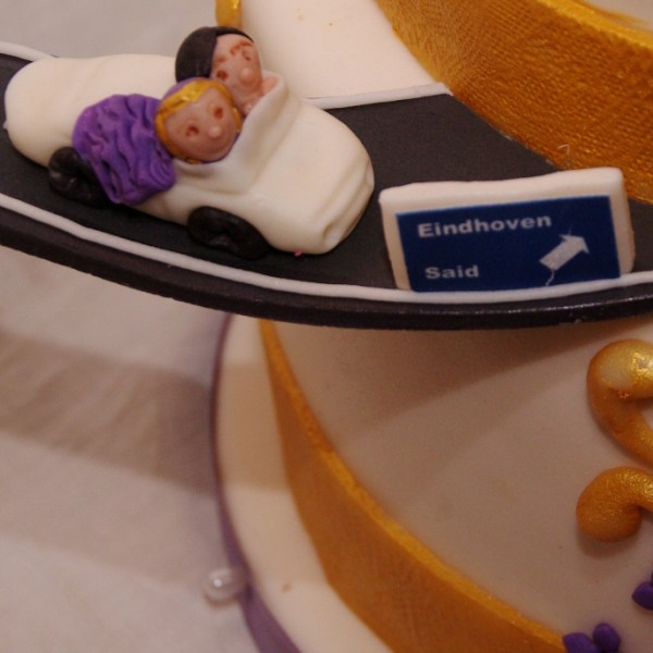 twee bruidstaarten verbonden door snelweg