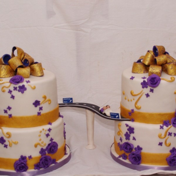 twee bruidstaarten verbonden door snelweg