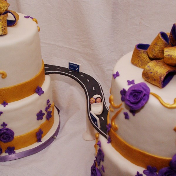 twee bruidstaarten verbonden door snelweg