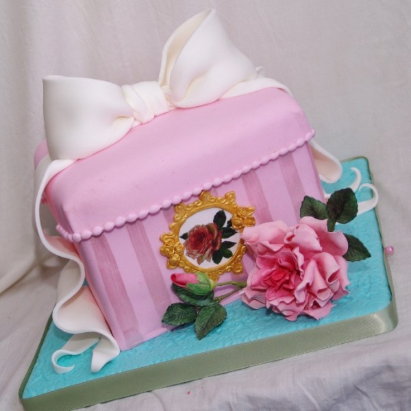 kadodoos taart met suikerbloemwerk