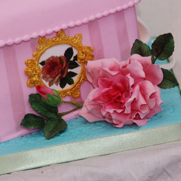 kadodoos taart met suikerbloemwerk