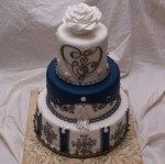 bruidstaart barok drielaags met roos topper