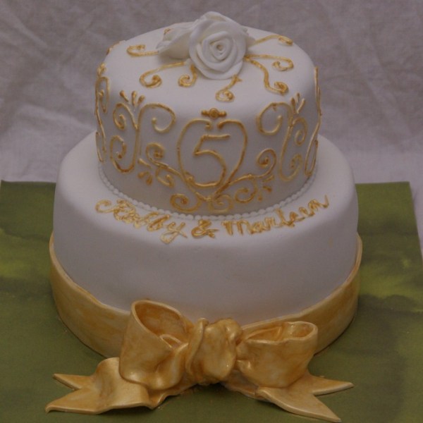 mini bruidstaartje in wit en goud