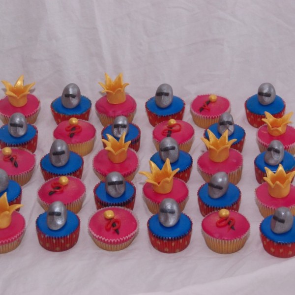 minicupcakes met kroontjes, toverstafjes en ridderhelmen