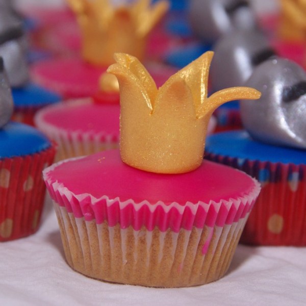 minicupcakes met kroontjes, toverstafjes en ridderhelmen