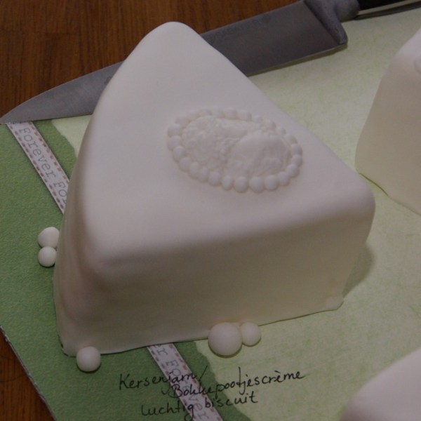 voorproefje op de bruidstaart, bruidsproeverij bij TAART&kUNST in Rotterdam Nesselande