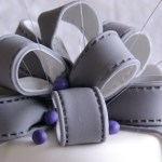 tweelaags bruidstaart in wit met paars en grijs