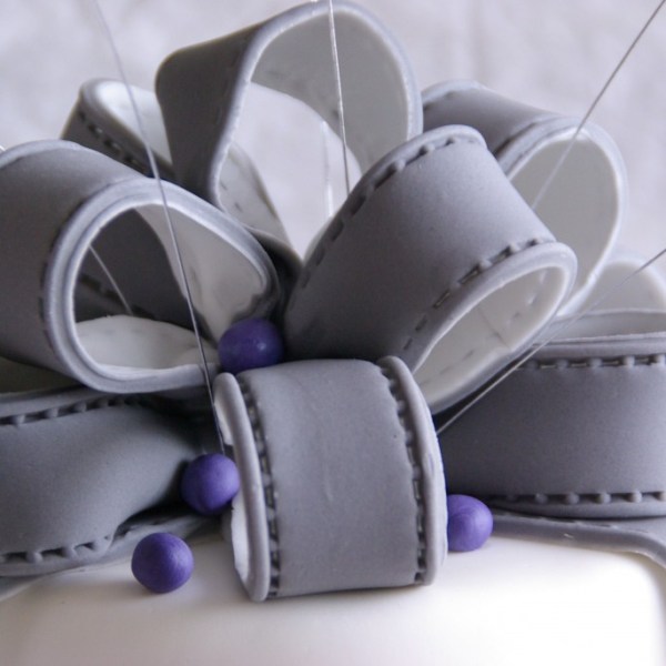 tweelaags bruidstaart in wit met paars en grijs