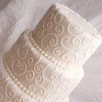 bruidstaart wit met royal icing spuitwerk krullen en swirls