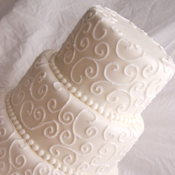 bruidstaart wit met royal icing spuitwerk krullen en swirls