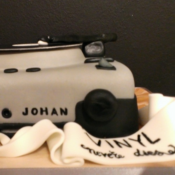 record player cake